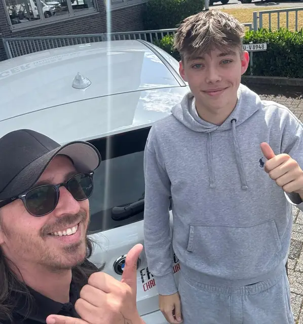 Finn nach der bestandenen Führerscheinprüfung