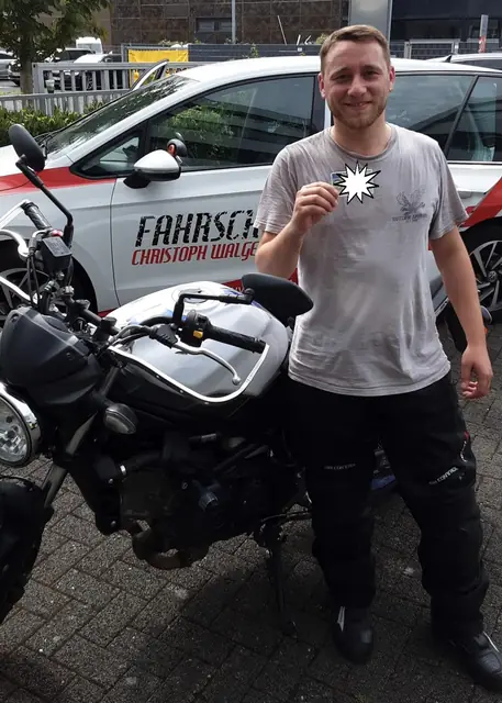 Florian nach der bestandenen Führerscheinprüfung