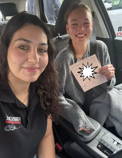 Frida Nieke nach der bestandenen Führerscheinprüfung