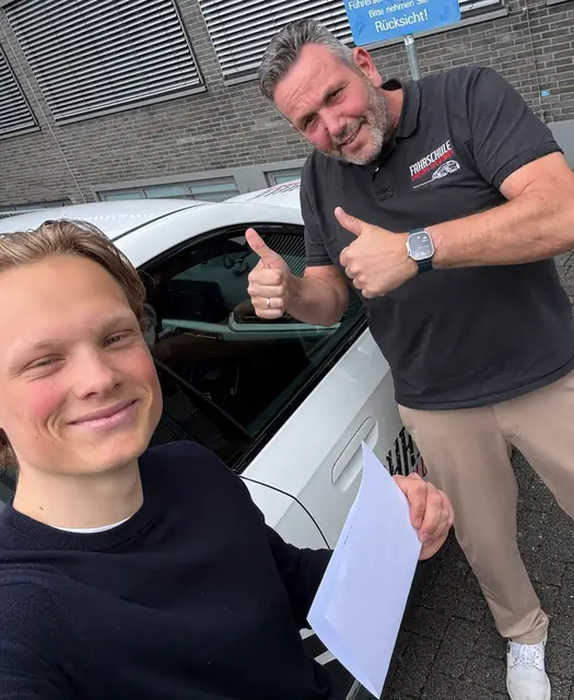Froese nach der bestandenen Führerscheinprüfung