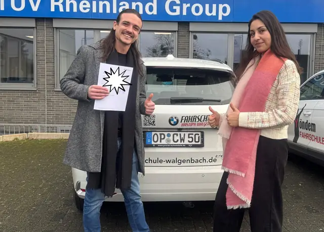 Gerome Alex nach der bestandenen Führerscheinprüfung