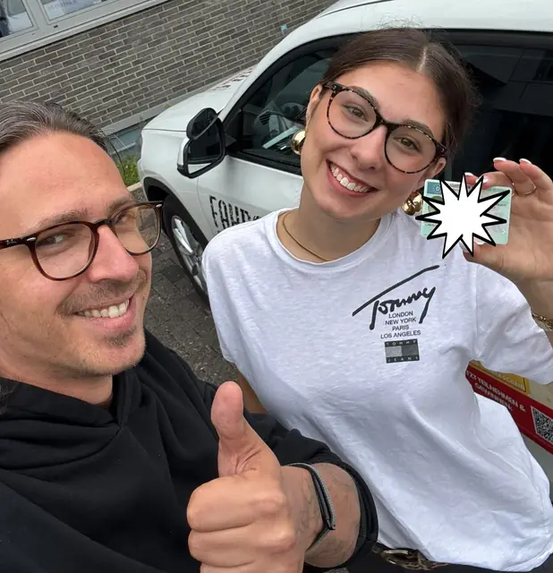 Giulia nach der bestandenen Führerscheinprüfung