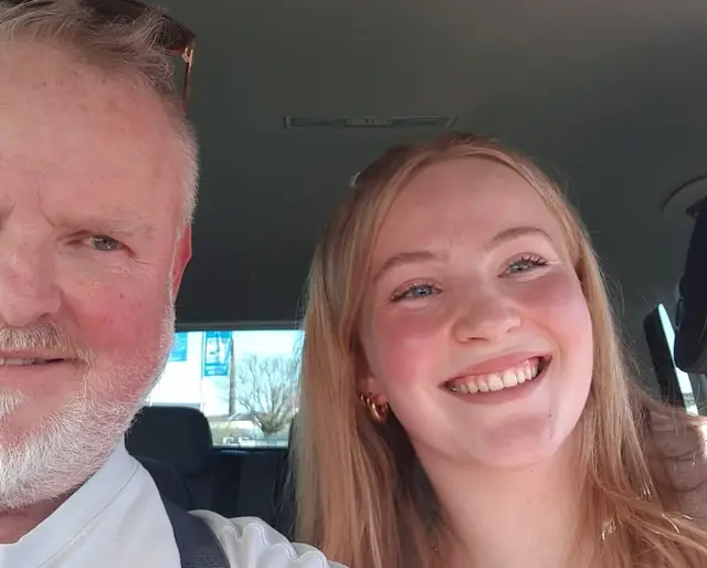 Greta Elisabeth nach der bestandenen Führerscheinprüfung