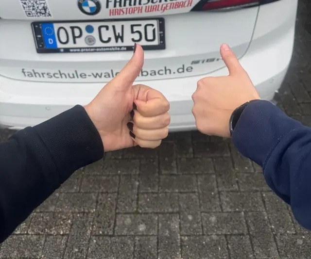Hannah nach der bestandenen Führerscheinprüfung