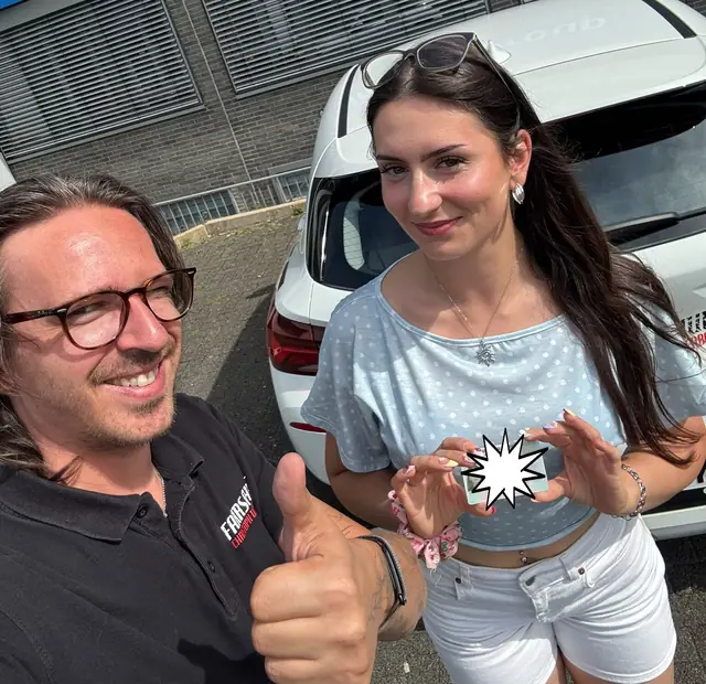 Hannah Christine nach der bestandenen Führerscheinprüfung