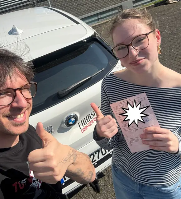 Helen Alexa nach der bestandenen Führerscheinprüfung