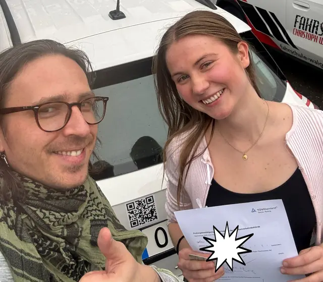 Helen nach der bestandenen Führerscheinprüfung