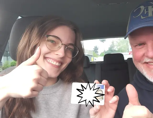 Helena nach der bestandenen Führerscheinprüfung