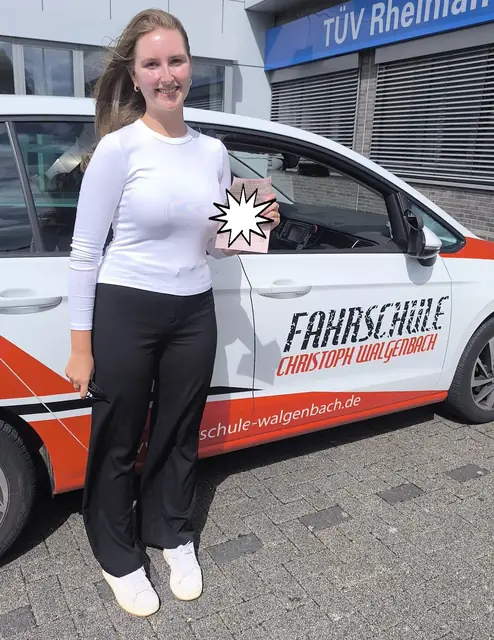 Helena Antonia nach der bestandenen Führerscheinprüfung