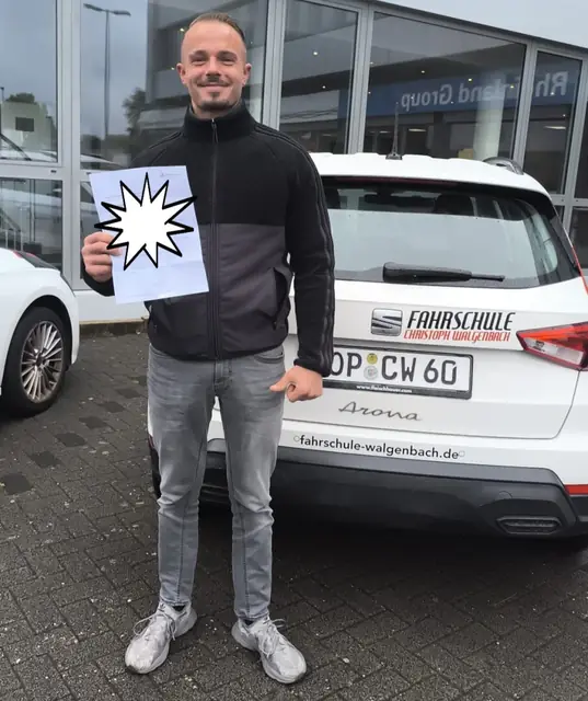Helfmann nach der bestandenen Führerscheinprüfung