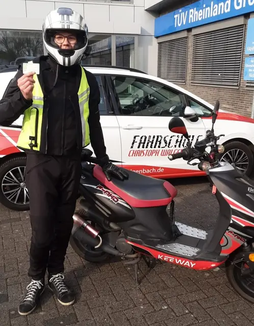 Henrik nach der bestandenen Führerscheinprüfung