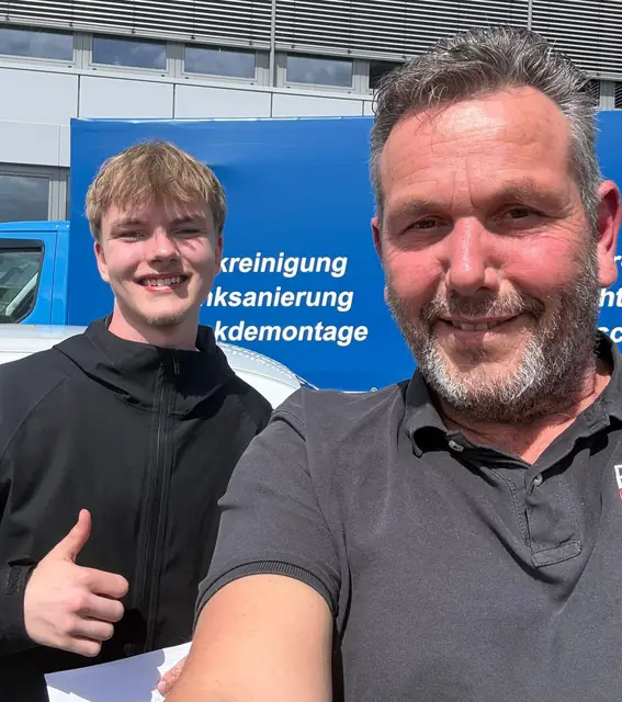 Henrik Jan nach der bestandenen Führerscheinprüfung