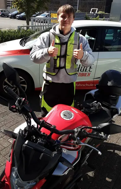Hugo nach der bestandenen Führerscheinprüfung