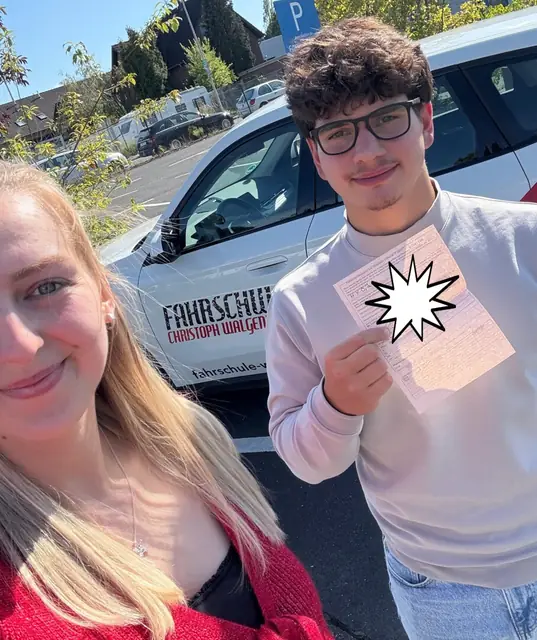 Hüseyin Yusuf nach der bestandenen Führerscheinprüfung