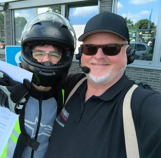 Jan nach der bestandenen Führerscheinprüfung