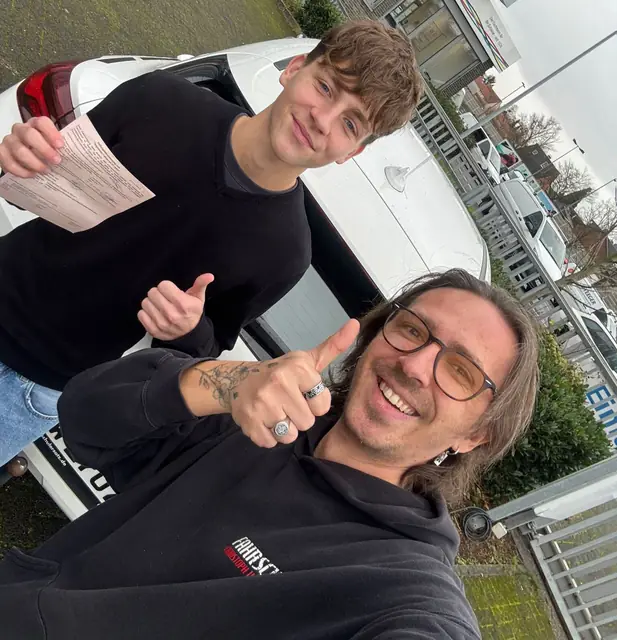 Jan nach der bestandenen Führerscheinprüfung
