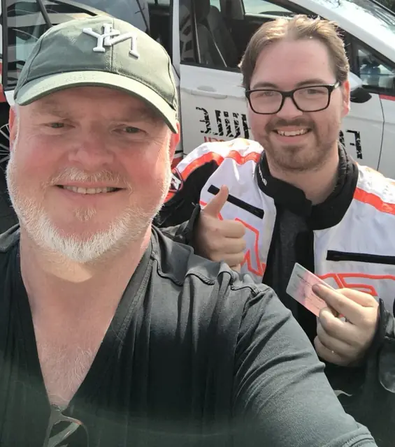 Jan Marcel nach der bestandenen Führerscheinprüfung