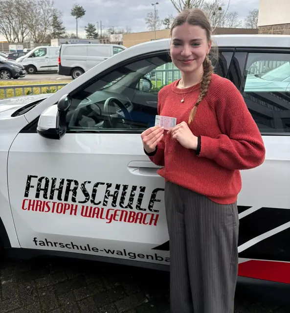 Jana Marie nach der bestandenen Führerscheinprüfung