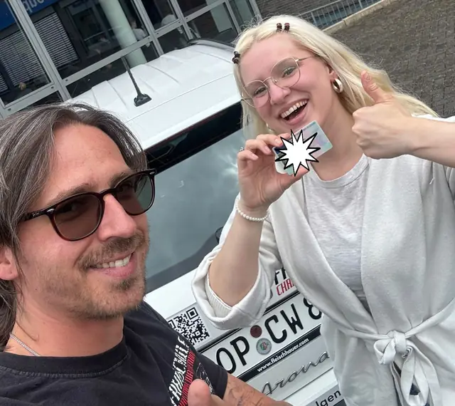 Janine Ida nach der bestandenen Führerscheinprüfung
