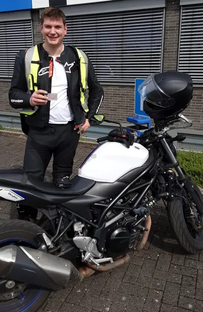 Jason nach der bestandenen Führerscheinprüfung