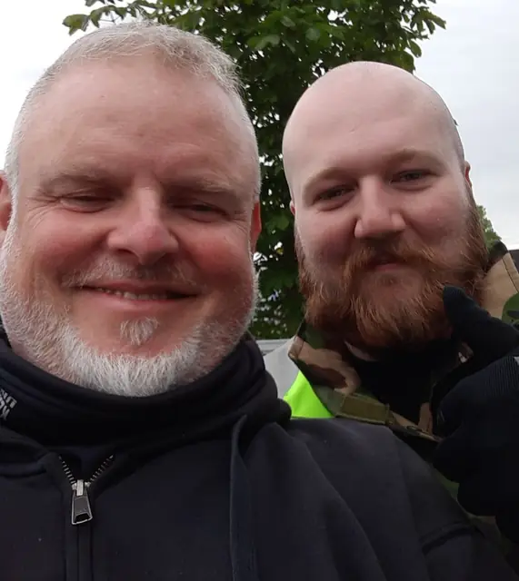 Jason Richard nach der bestandenen Führerscheinprüfung