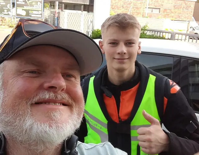 Joel nach der bestandenen Führerscheinprüfung