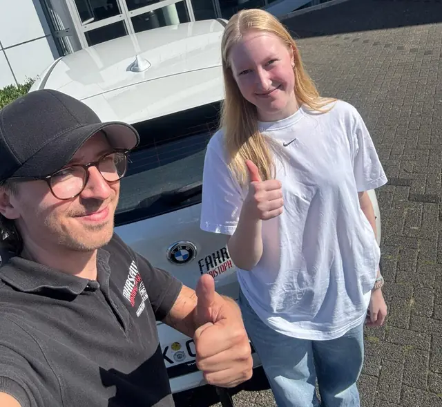 Johanna nach der bestandenen Führerscheinprüfung