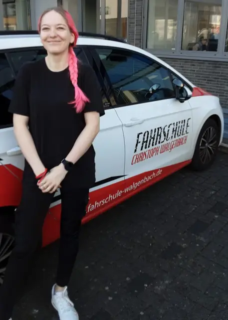 Johanna Lisa Katharina nach der bestandenen Führerscheinprüfung