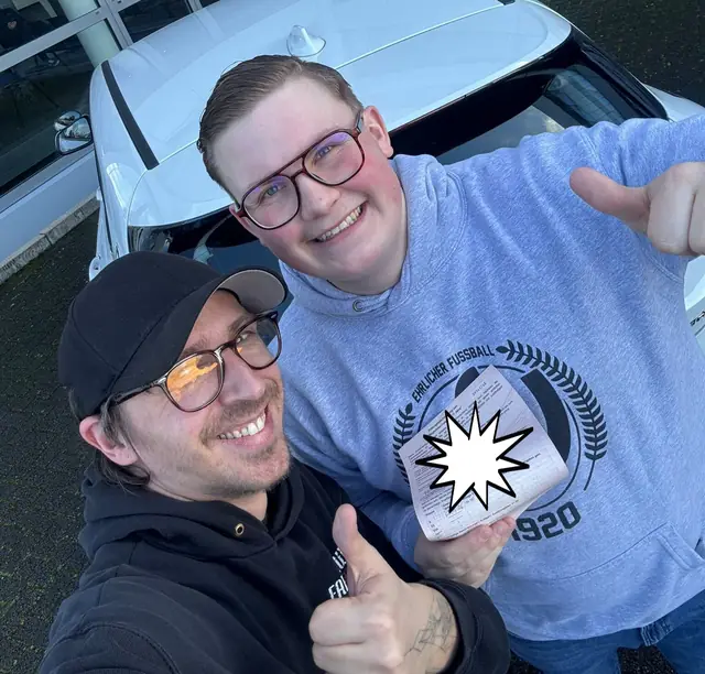Jona nach der bestandenen Führerscheinprüfung
