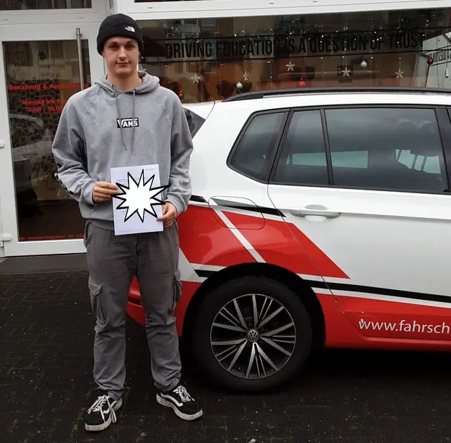 Jonas nach der bestandenen Führerscheinprüfung