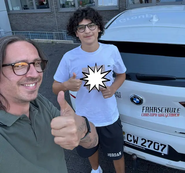 Jonas Dirk nach der bestandenen Führerscheinprüfung