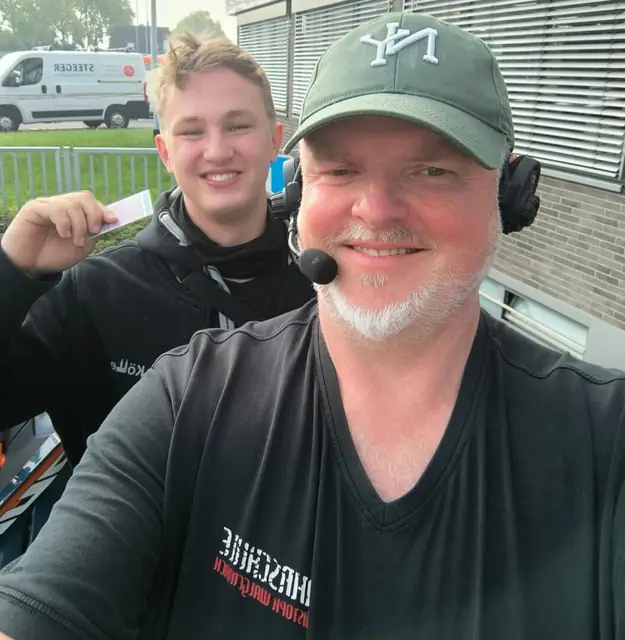 Jonas Paul nach der bestandenen Führerscheinprüfung
