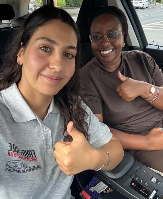 Joyce Wamaitha nach der bestandenen Führerscheinprüfung