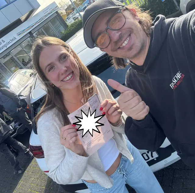 Jule nach der bestandenen Führerscheinprüfung