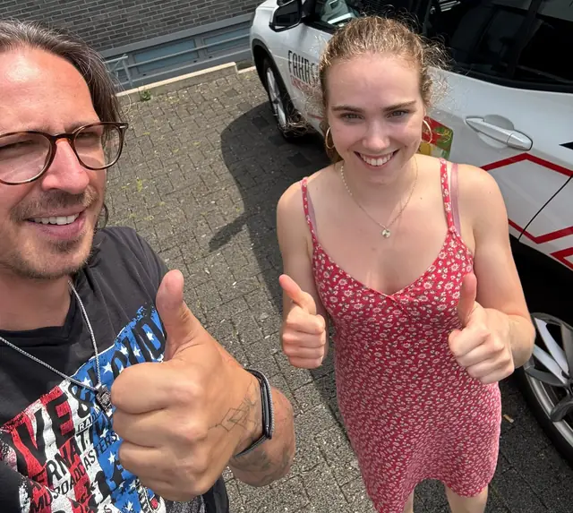 Julia nach der bestandenen Führerscheinprüfung