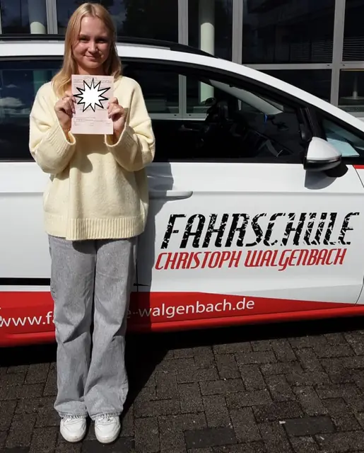 Julia nach der bestandenen Führerscheinprüfung