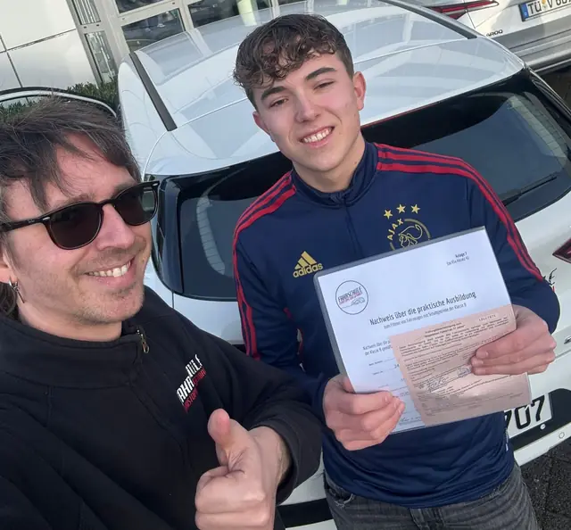Julian nach der bestandenen Führerscheinprüfung
