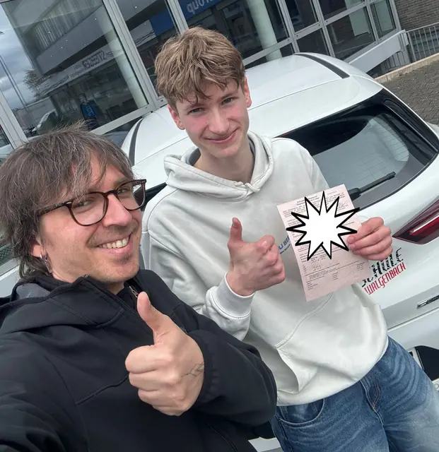 Julian nach der bestandenen Führerscheinprüfung