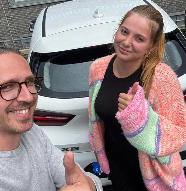 Juliane nach der bestandenen Führerscheinprüfung