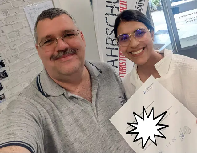 Karishma nach der bestandenen Führerscheinprüfung