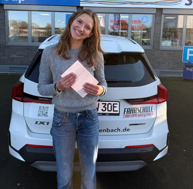 Karlotta nach der bestandenen Führerscheinprüfung