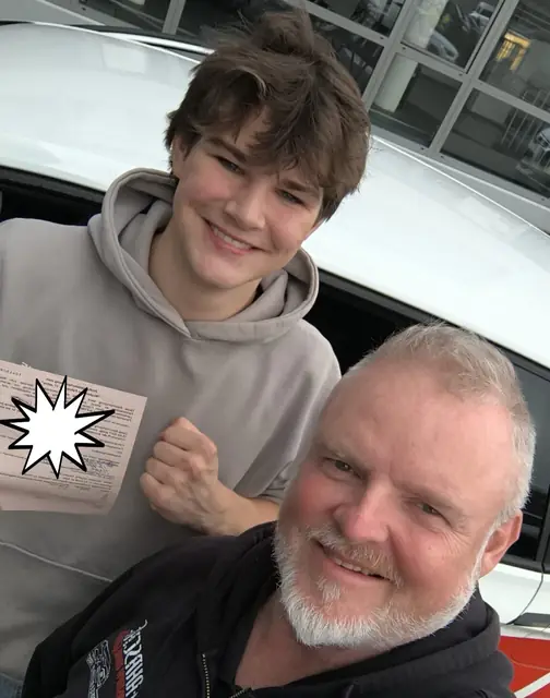 Kaspar Vincent nach der bestandenen Führerscheinprüfung