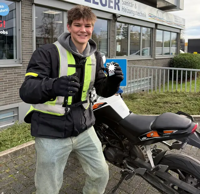 Kaspar Vincent nach der bestandenen Führerscheinprüfung