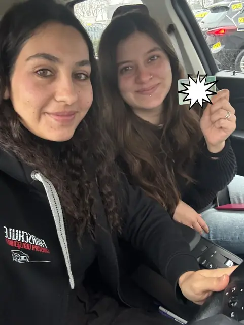Katherina nach der bestandenen Führerscheinprüfung