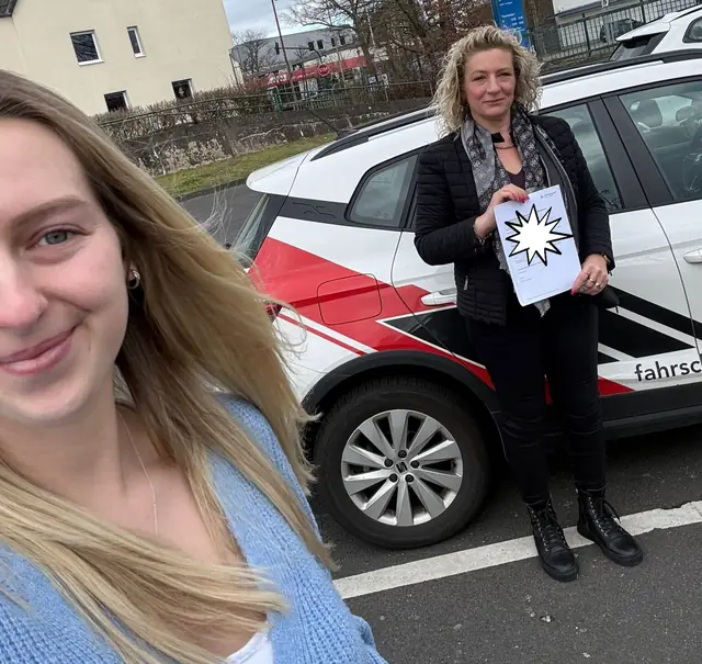 Kathleen nach der bestandenen Führerscheinprüfung