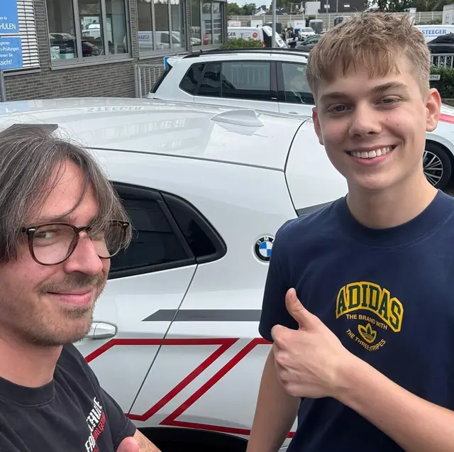Konrad nach der bestandenen Führerscheinprüfung