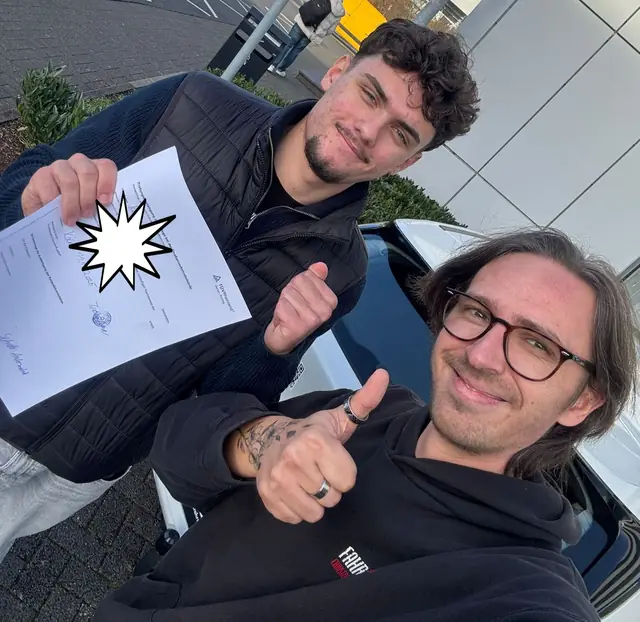 Konstantin nach der bestandenen Führerscheinprüfung
