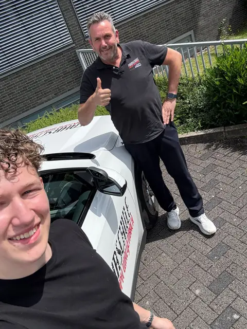 Lars nach der bestandenen Führerscheinprüfung