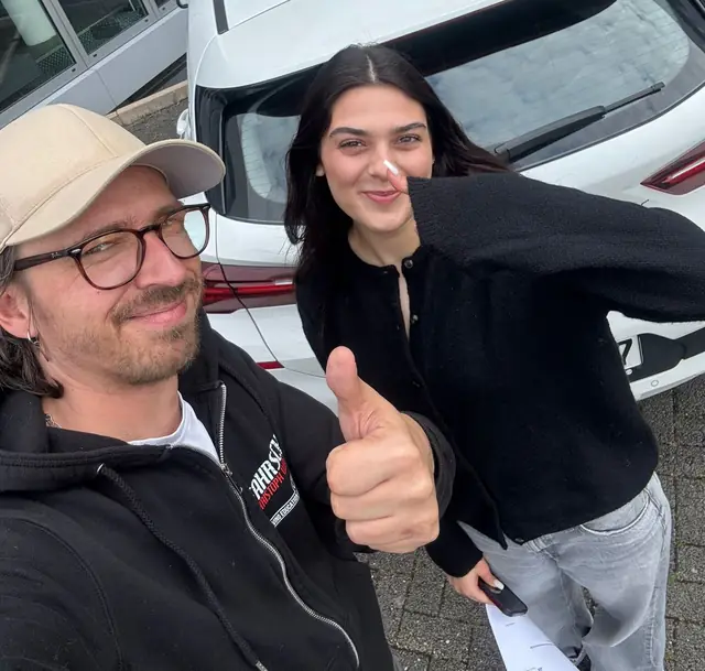 Laura nach der bestandenen Führerscheinprüfung
