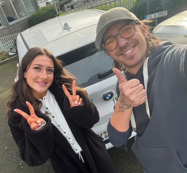 Leanne nach der bestandenen Führerscheinprüfung